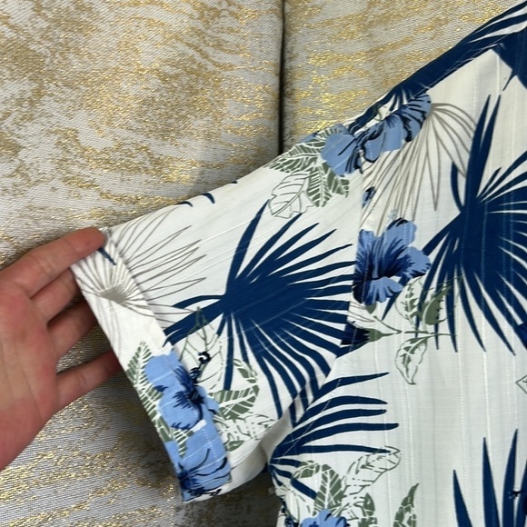 Newport Isle Blue/White Hibiscus Hawaiian Short Sleeve Button Up Shirt Size S - Picture 4 of 12